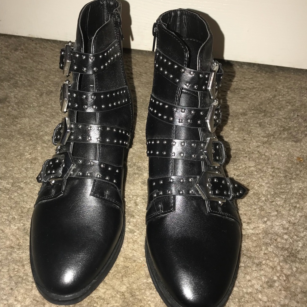 Black boots with buckles